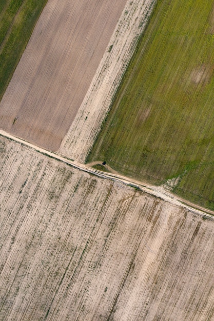 vue sur le terrain agricole semé d'en haut prise de vue par drone