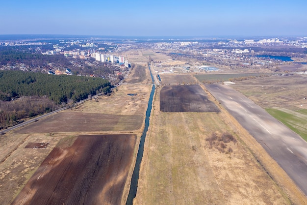 vue sur le terrain depuis le fond de l'été