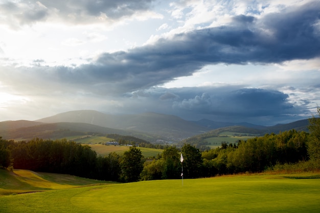 Photo vue sur le terrain de golf en montagne