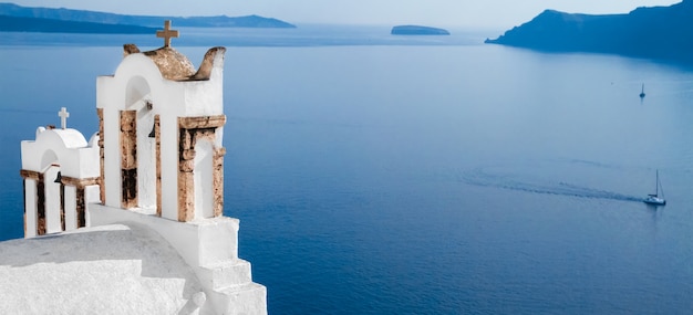 Vue sur la terrasse blanche de Santorin