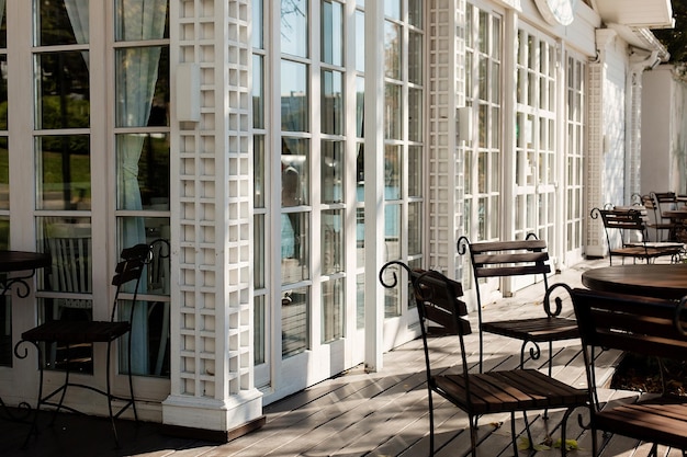 Vue de la terrasse et de la maison blanche Temps ensoleillé