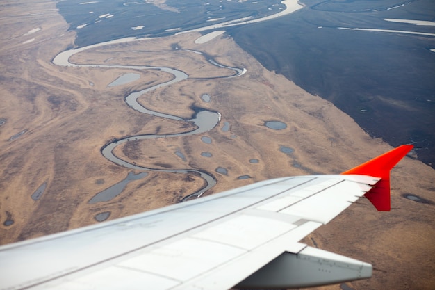 Photo vue sur les terres du printemps depuis la fenêtre de l'avion lors de l'atterrissage à khabarovsk