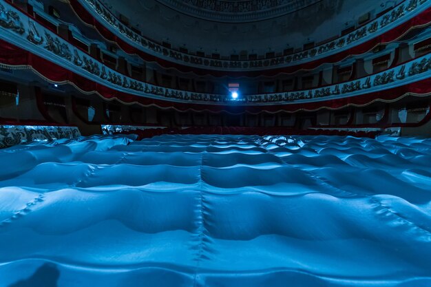 Vue d'un théâtre vide Chaises dans l'auditorium recouvertes d'un tissu blanc pour protéger de la poussière et de la saleté