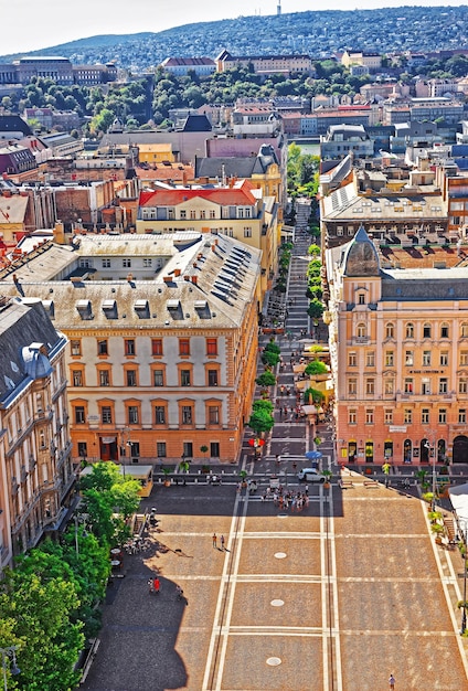 Vue sur le toit du centre-ville de Budapest, Hongrie. Les gens en arrière-plan