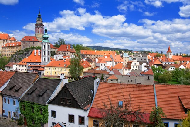 Vue sur le toit du château d'État à Cesky Krumlov en République tchèque. Les gens en arrière-plan