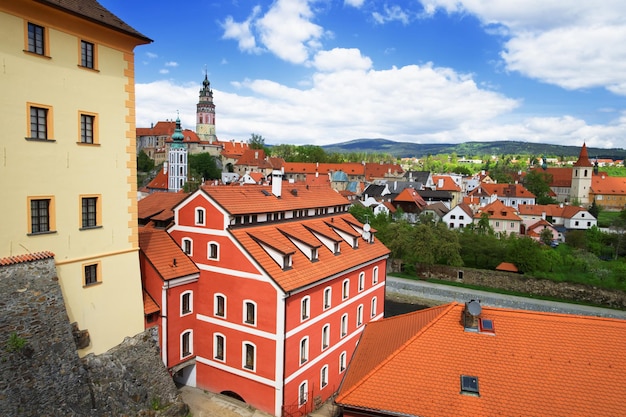 Vue sur le toit du château d'État de Cesky Krumlov en République tchèque.