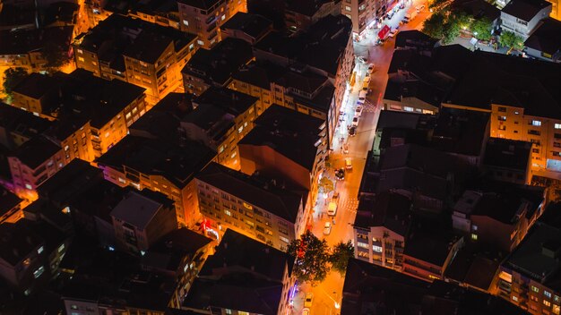 Vue sur le toit de la rue d'Istanbul avec circulation de nuit