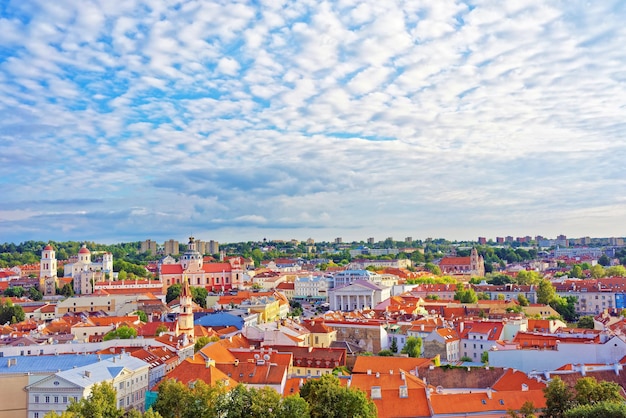 Vue sur le toit de la vieille ville de Vilnius avec tours d'églises et hôtel de ville, Lituanie