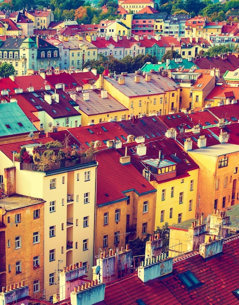 Vue sur les toits colorés et les maisons de Vysegrad à Prague en République tchèque à l'automne image aérienne voyage fond hipster vintage saisonnier