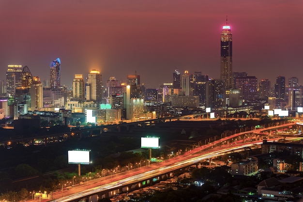 Photo vue sur les toits du quartier des affaires de bangkok au coucher du soleil.