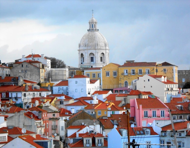 Vue sur les toits du quartier d'Alfama vers le Panthéon de Lisbonne