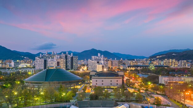 Vue sur les toits d'Hiroshima. Site du patrimoine mondial de l'UNESCO au Japon