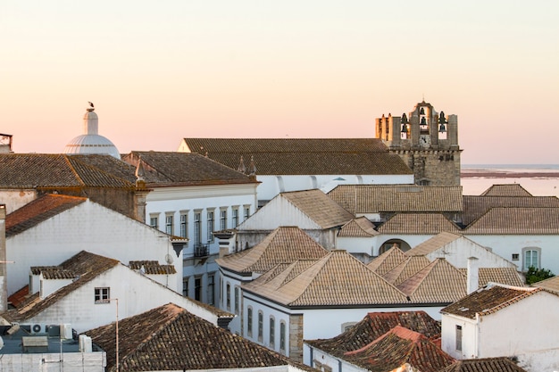 Vue sur les toits de la magnifique vieille ville historique de Faro, au Portugal.