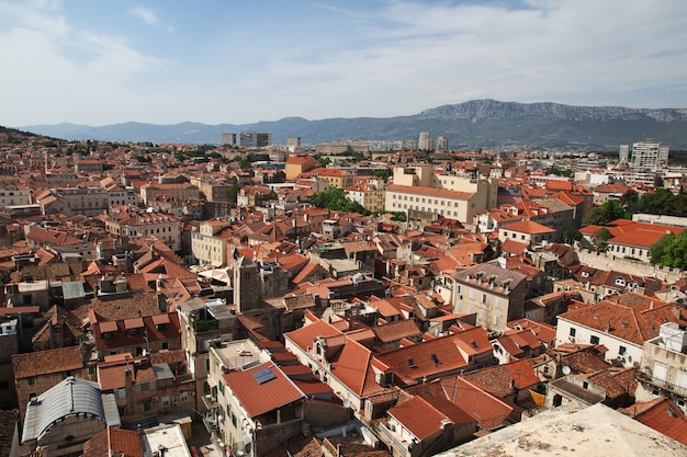 La vue sur les toits de la maison vintage dans la ville de Split, mer Adriatique, Croatie