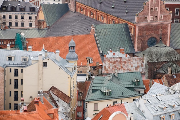 Vue sur les toits des maisons anciennes, Riga, Lettonie.