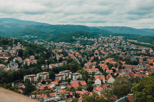 Vue des toits d'une petite ville en Allemagne d'une hauteur