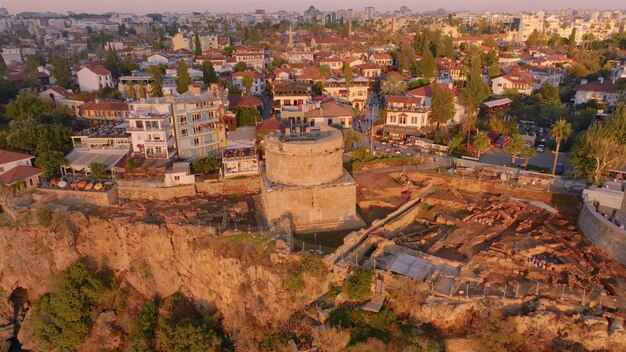 Vue sur les toits rouges et les remparts médiévaux de la vieille ville Sunset Panorama Vue aérienne par drone