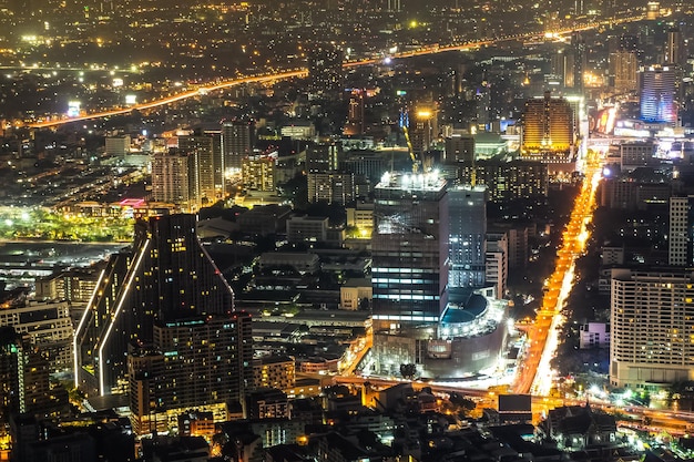 Vue sur les toits et sentiers lumineux de voiture depuis le sommet du King Power Mahanakhon la nuit