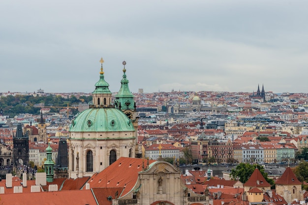 Vue sur les toits de tuiles à Prague du haut