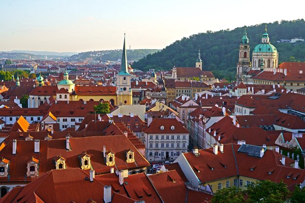 Vue des toits de tuiles rouges de la vieille ville de Prague Concept de voyage touristique