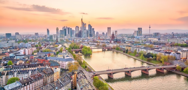 Vue sur les toits de la ville de Francfort en Allemagne au crépuscule depuis la vue de dessus