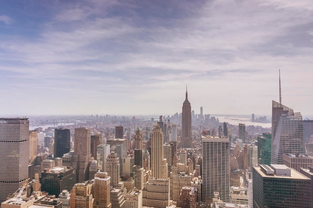 Vue sur les toits de la ville de new york avec l'empire state building