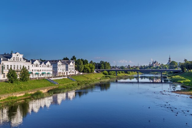 Vue de Torzhok avec la rivière Tvertsa en été en Russie