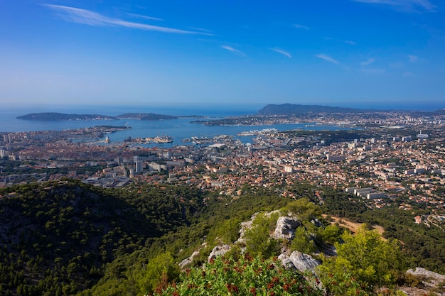 Vue de Toulon du haut de la colline