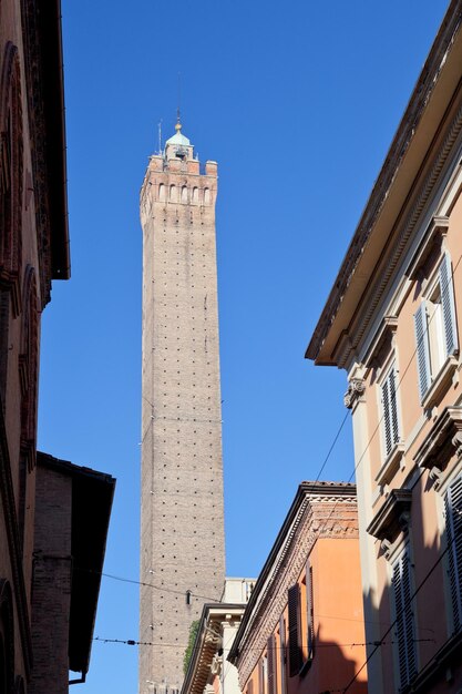 Vue sur la tour asinelli à Bologne