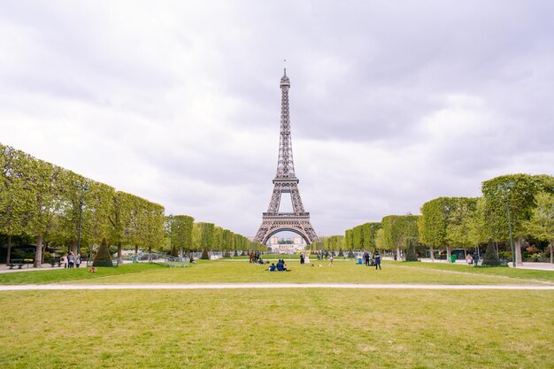 Photo vue de la tour contre un ciel nuageux