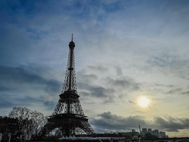 Photo vue de la tour eiffel au coucher du soleil