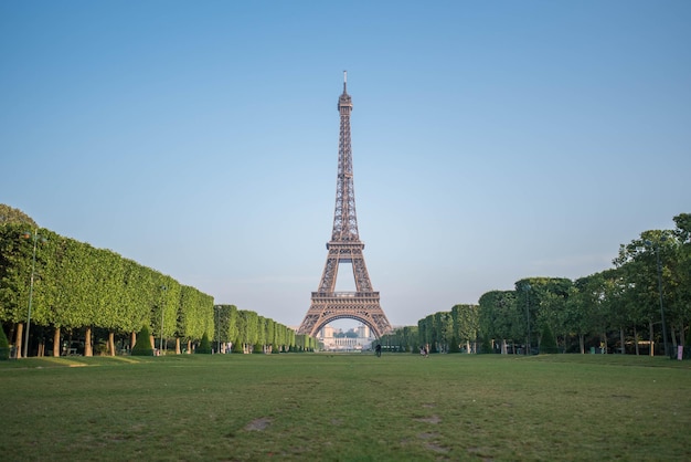 Vue de la tour Eiffel sur un ciel bleu clair