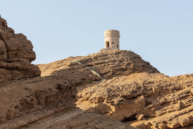 Vue d'une tour de guet à Al Ayjah près de Sur, Oman