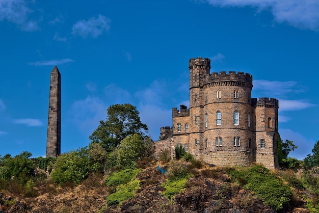 Vue de la tour historique sur la colline à Édimbourg