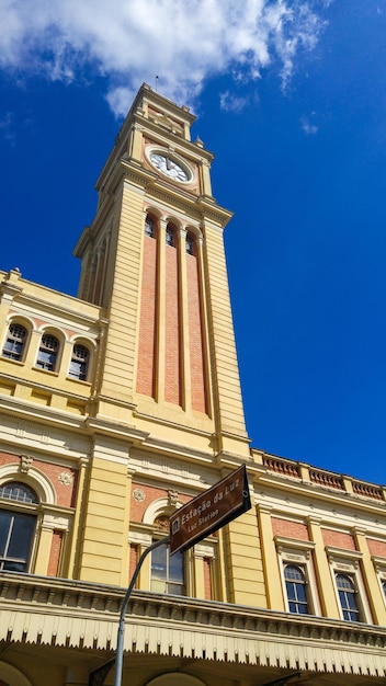 Vue de la tour et de l'horloge de la gare de Luz à Sao Paulo