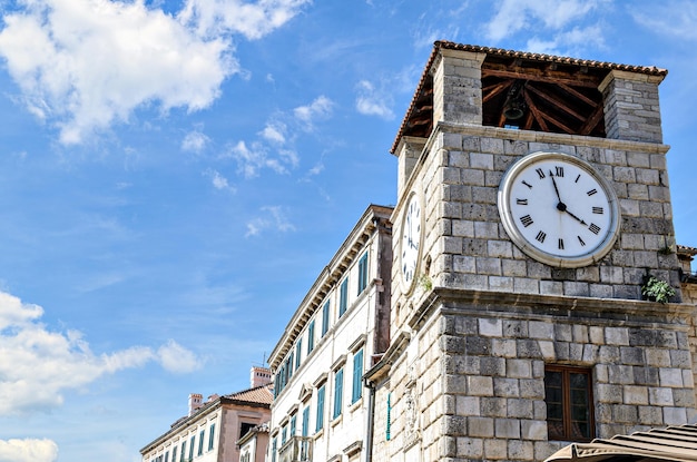 Vue sur la tour de l'horloge de la vieille ville de Kotor, Monténégro.