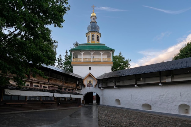 Vue de la Tour Petrovsky avec la porte d'entrée de la Sainte Dormition PskovPechersk Monastère Pechora région de Pskov Russie