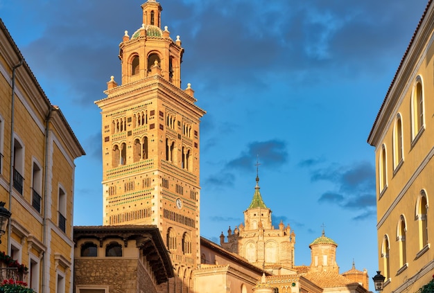 Vue sur la tour et le sommet de la cathédrale de Teruel, Aragon, Espagne.