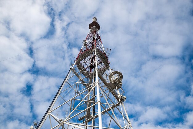 Vue de la tour de télévision du signal radio