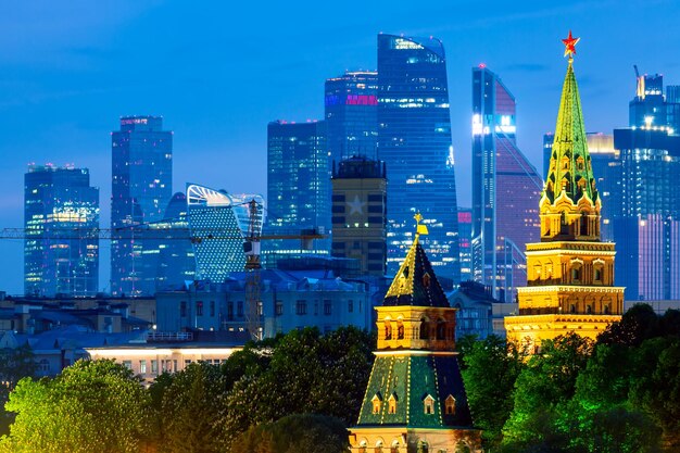 Vue sur les tours du Kremlin de Moscou et les gratte-ciel de la ville de Moscou pendant l'heure bleue du coucher du soleil.