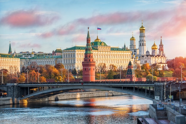 Vue sur les tours, les temples du Kremlin de Moscou et le drapeau festif
