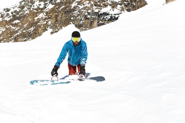 Vue sur toute la longueur d'un snowboard debout dans la neige, marche dur, coincé dans la neige