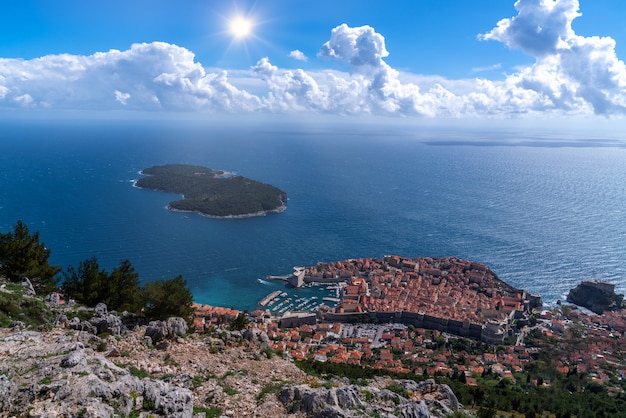 Vue de toute la ville de Dubrovnik d'en haut, du point de vue, Croatie.