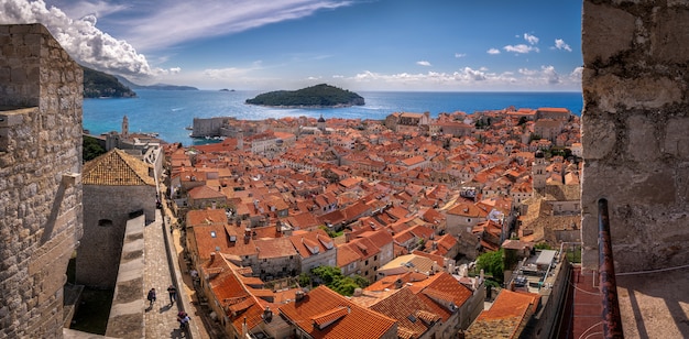 Vue de toute la ville de Dubrovnik d'en haut, du point de vue, Croatie.