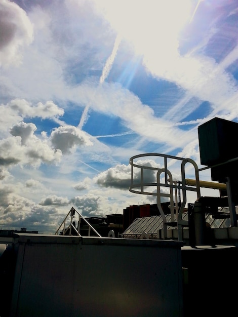 Photo vue des traces de vapeur dans le ciel bleu