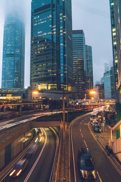 Vue des trafics avec des immeubles de bureaux et commerciaux dans la zone centrale de Hong Kong.