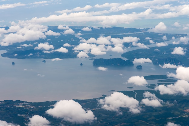 Vue à travers la fenêtre de l'avion