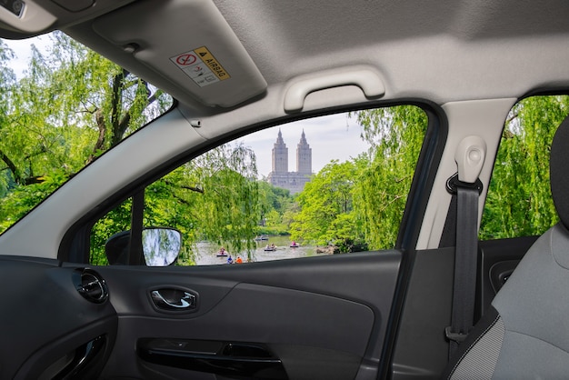 Vue à travers une fenêtre de voiture avec vue sur Central Park, New York