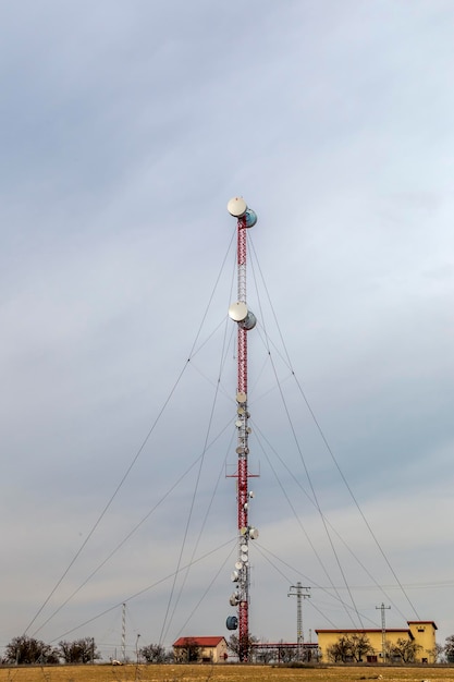 Photo vue d'une très haute tour de communication en espagne