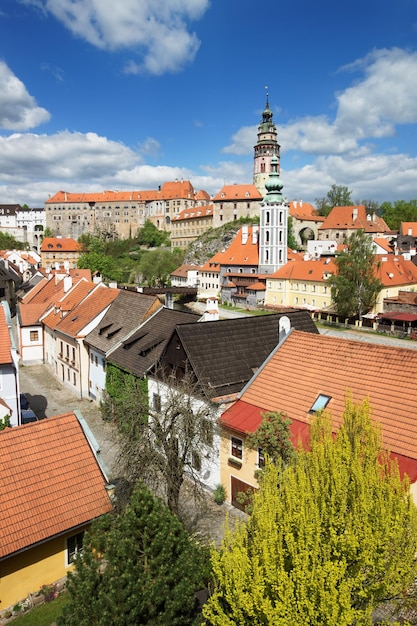 Vue sur les tuiles du toit du château d'État à Cesky Krumlov en République tchèque.